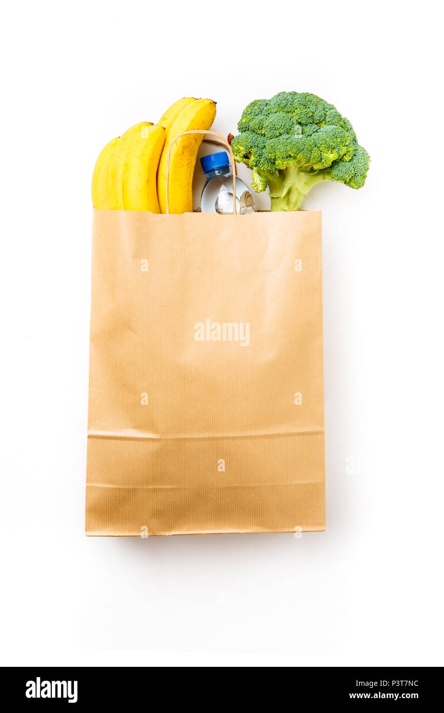 Foto di sacchetto di carta con broccoli e banane, bottiglia di acqua Foto Stock