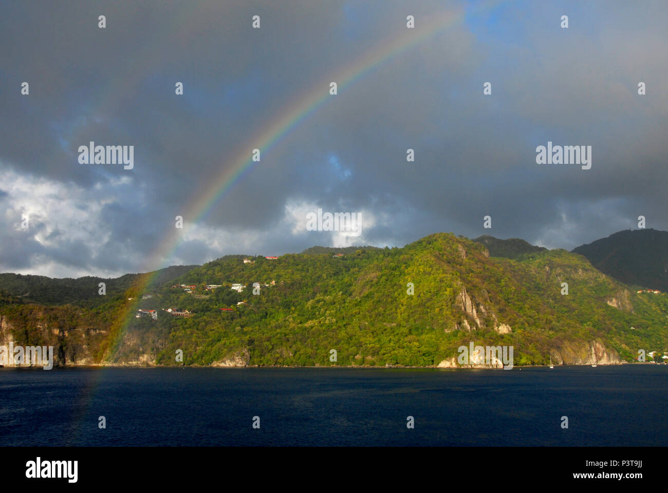 Doppio arcobaleno su St Lucia, Caraibi, viste dal mare Foto Stock