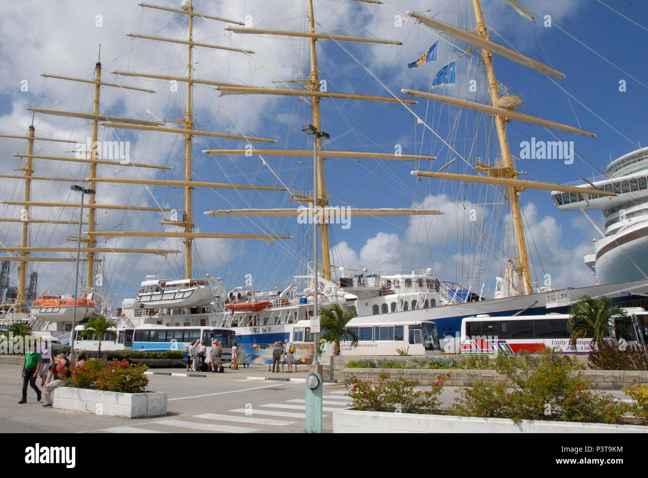 Il Quayside a Bridgetown, Barbados, dei Caraibi con cinque-masted barca a vela Royal Clipper ormeggiati Foto Stock