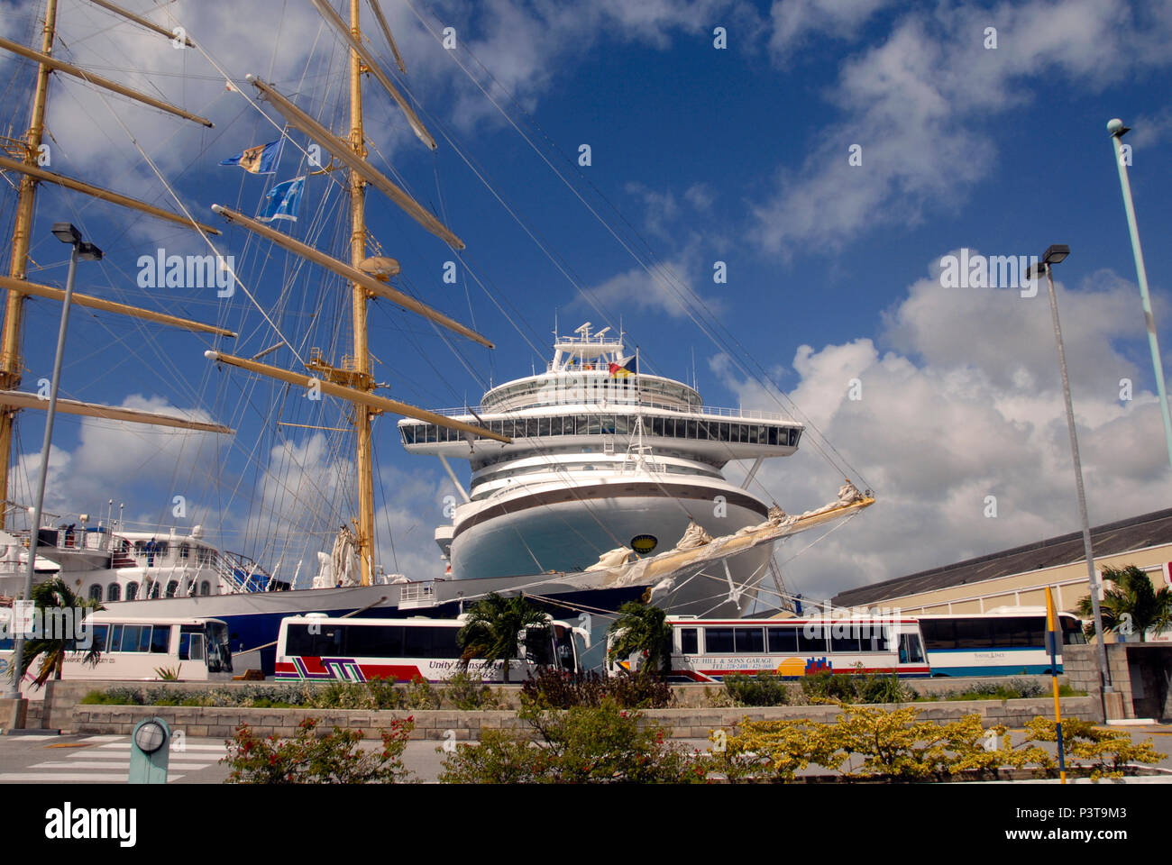 Occupato quayside, Bridgetown, Barbados, Caraibi, con P&O nave da crociera e multi-masted sailing yacht ormeggiati Foto Stock