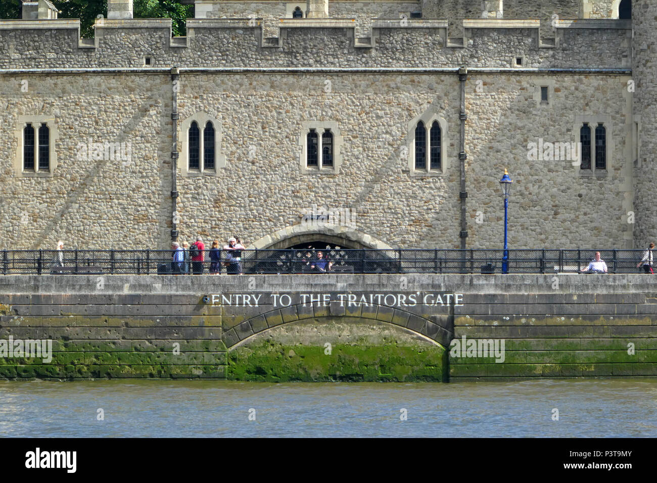 Entrata per i traditori' Gate, Tower of London, Londra, Regno Unito, visto dal Tamigi Foto Stock