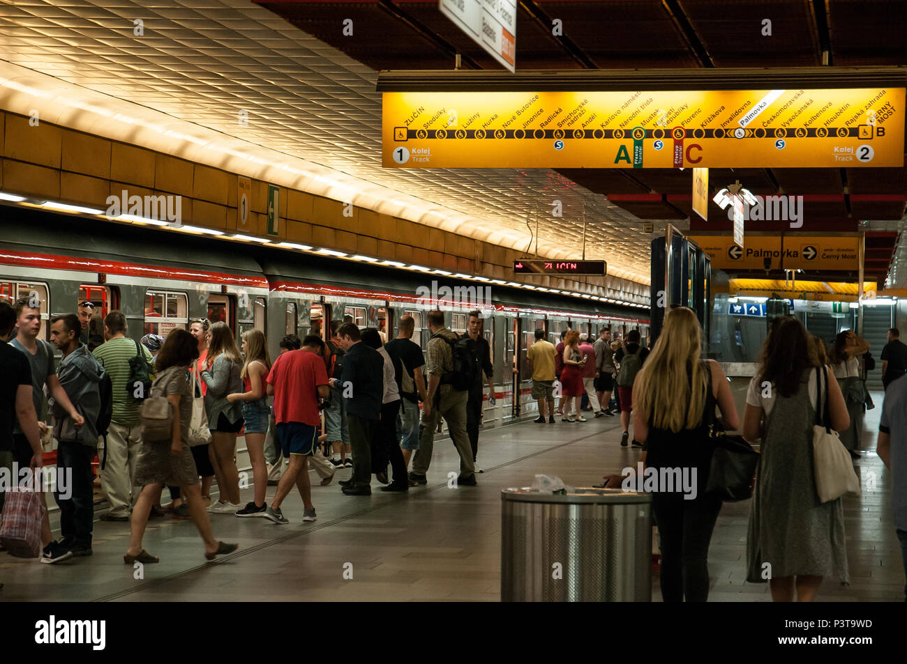 Praga Repubblica Ceca, 16. Giugno 2018, Praga metro sono persone salire e scendere alla stazione Foto Stock