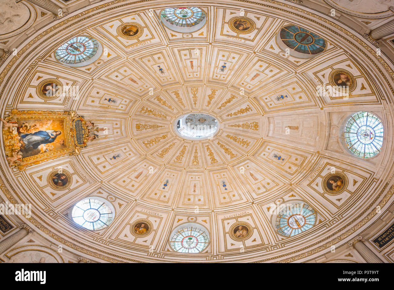 La sala capitolare, Siviglia vista della forma ovale soffitto a cupola della casa del Capitolo nella Cattedrale di Siviglia che include Murillo Immacolata Concezione. Foto Stock