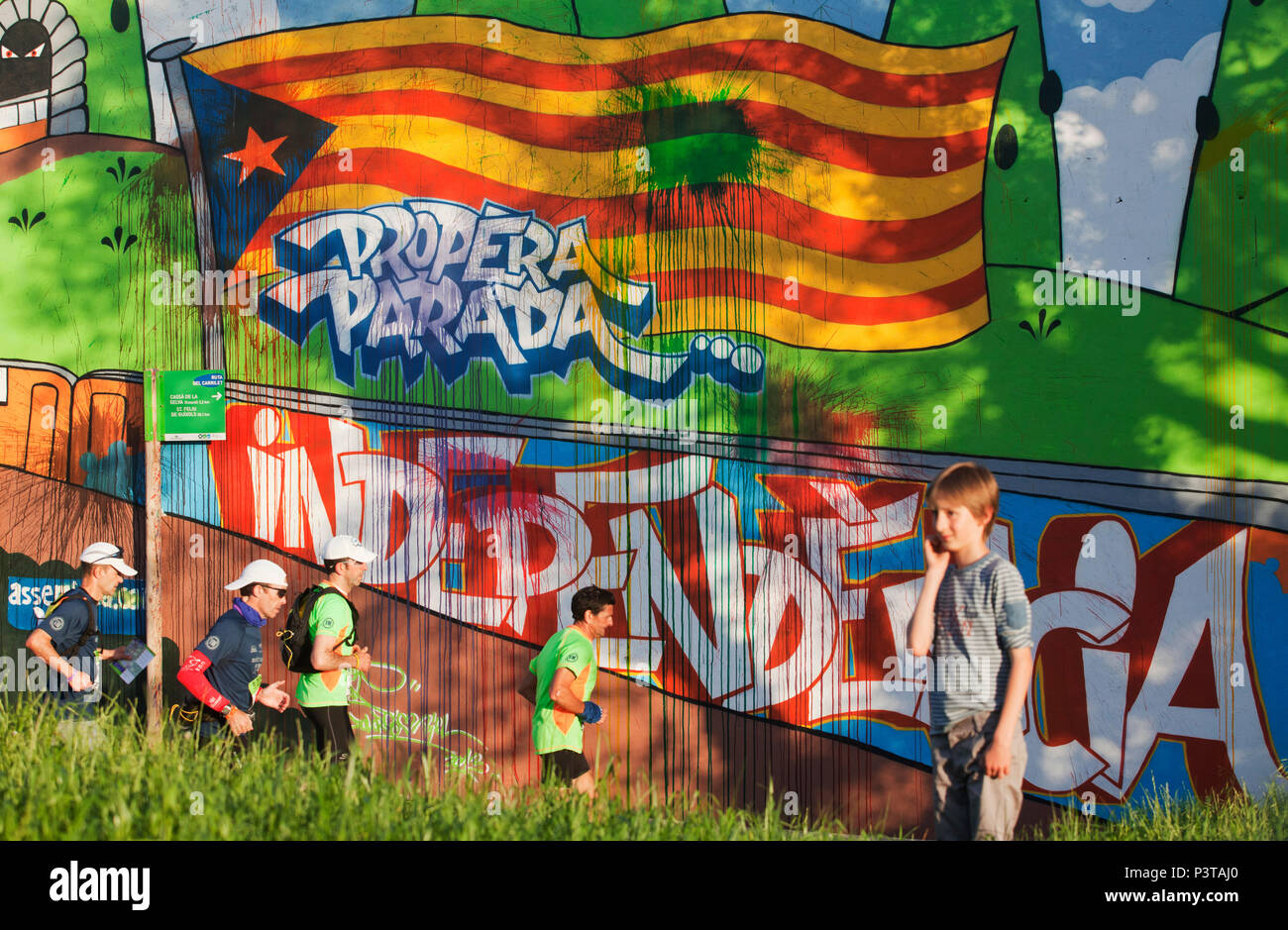 Cassa de la Selva, Catalogna, Spagna - bandiera catalana e la richiesta di indipendenza su un muro di casa Foto Stock