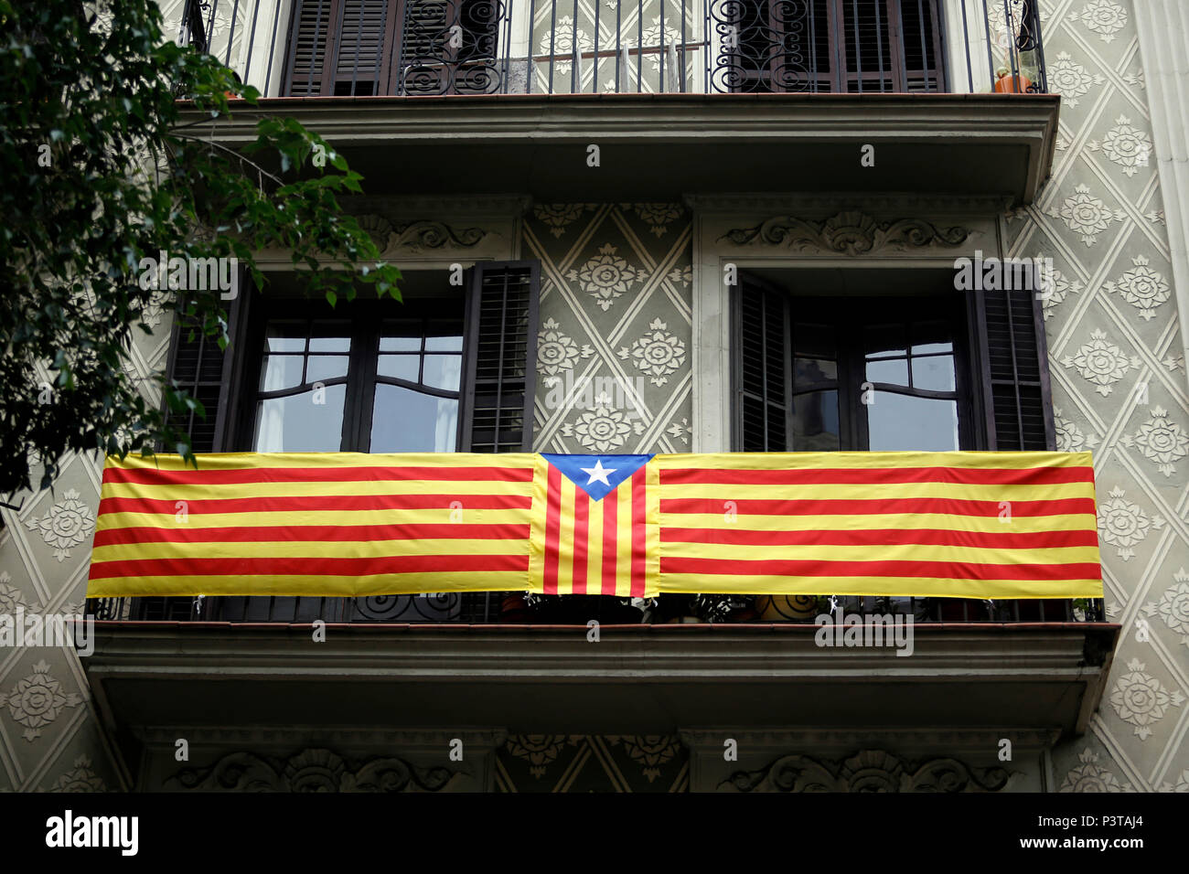 Bandiera della Catalogna e la richiesta di indipendenza su un balcone in una casa in Catalogna, Barcellona Foto Stock