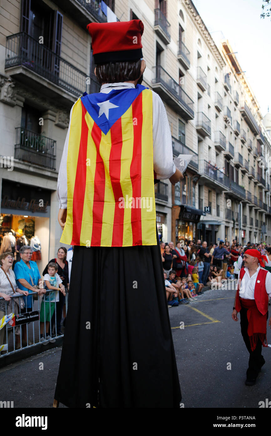 Barcellona,   Catalogna, Spagna - Uomo su palafitte con bandiera catalana Foto Stock