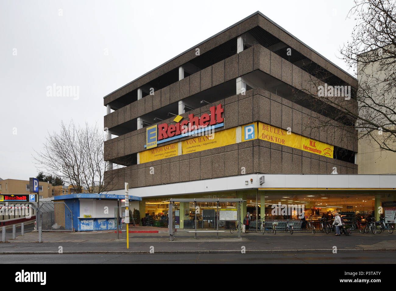 Berlino, Germania, garage con lavata facciata di cemento nell'angolo Goeltzstrasse Bahnhofstrasse in Berlin-Lichtenrade Foto Stock