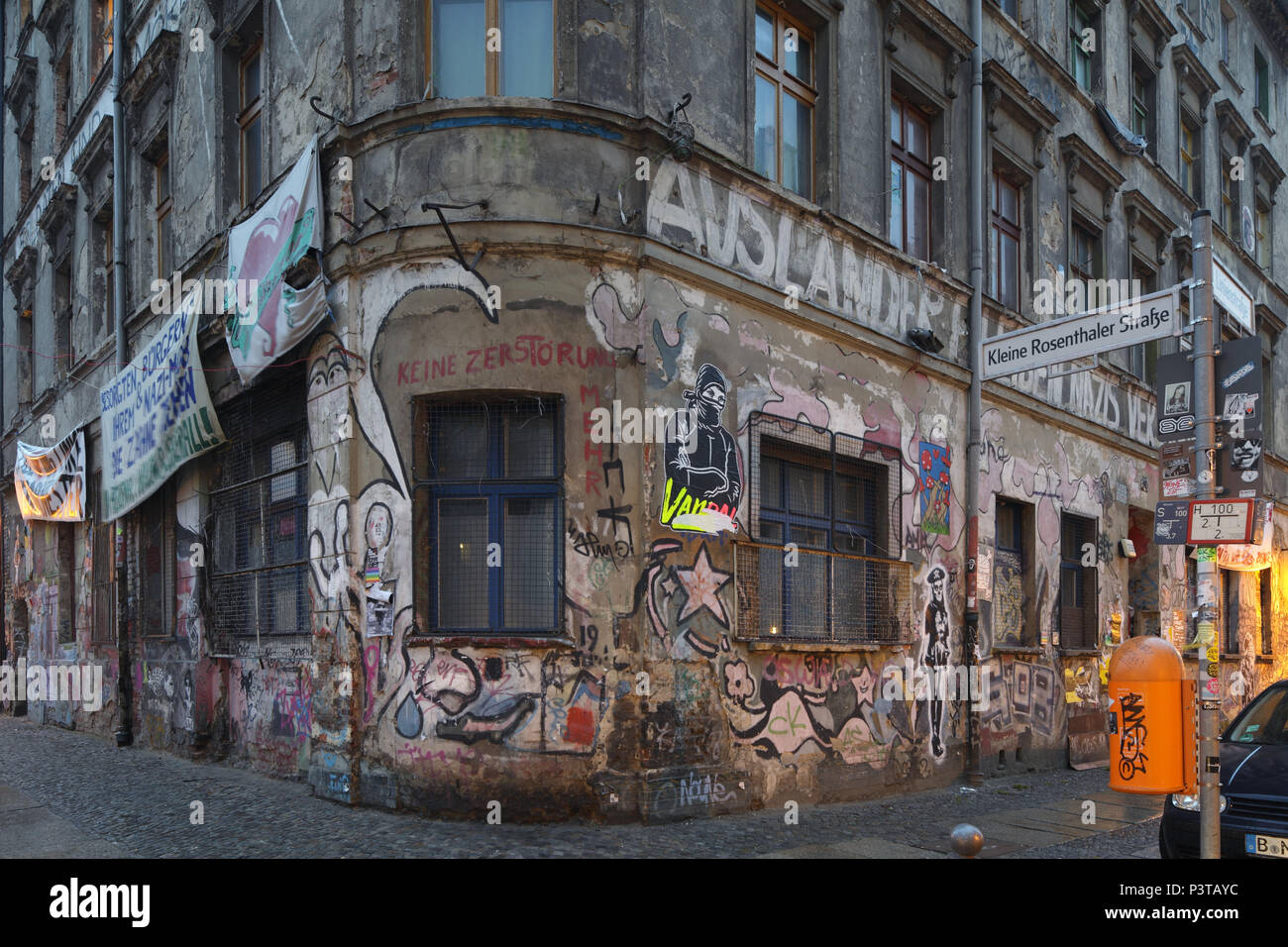 Berlino, Germania, occupato casa in Kleine Rosenthaler Strasse angolo in Linienstrasse Berlin-Mitte Foto Stock