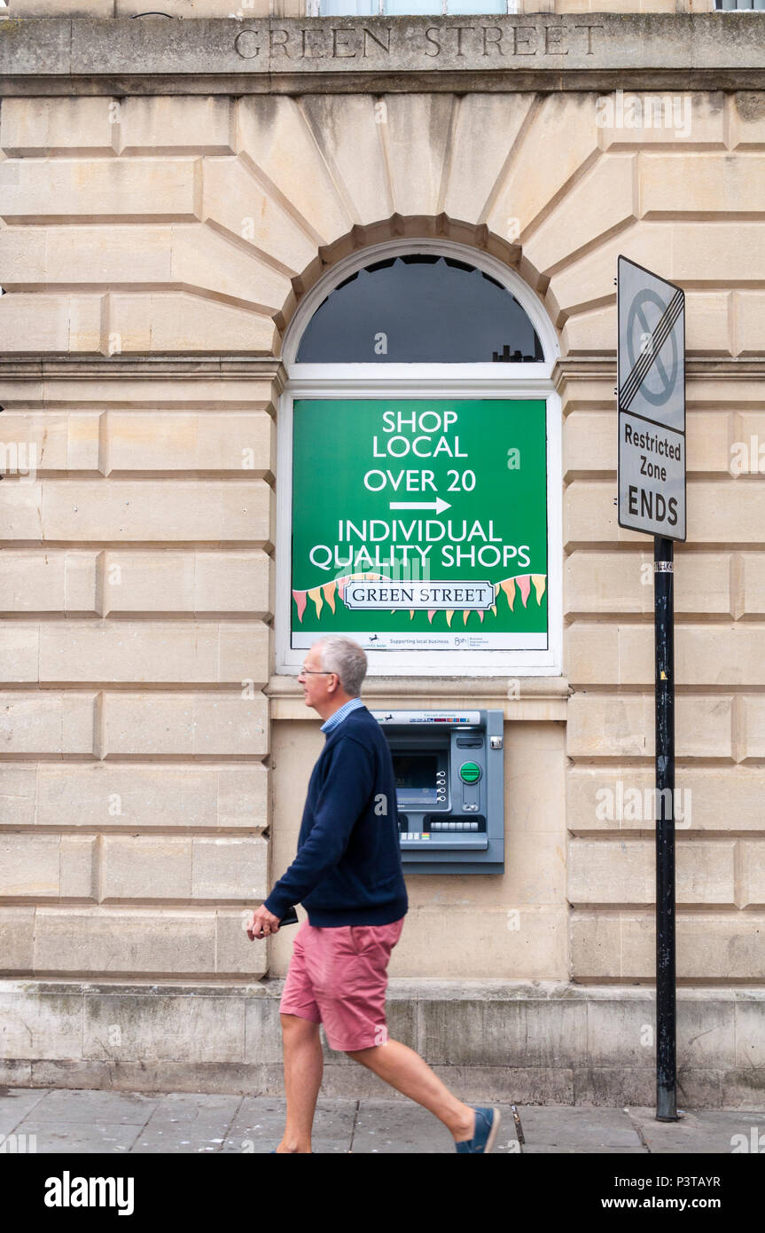 Green Street, bagno, Somerset, Regno Unito. ATM e shop segno locale. Foto Stock