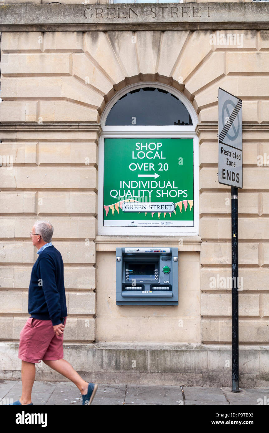 Green Street, bagno, Somerset, Regno Unito. ATM e shop segno locale. Foto Stock