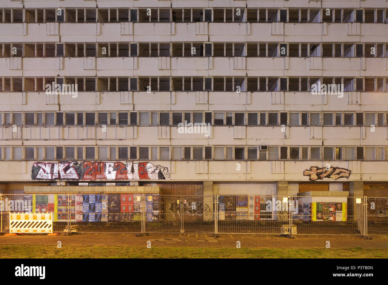Berlino, Germania, ex casa di statistiche nel Karl-Marx-Allee corner Otto-Braun-Strasse in Berlin-Mitte Foto Stock
