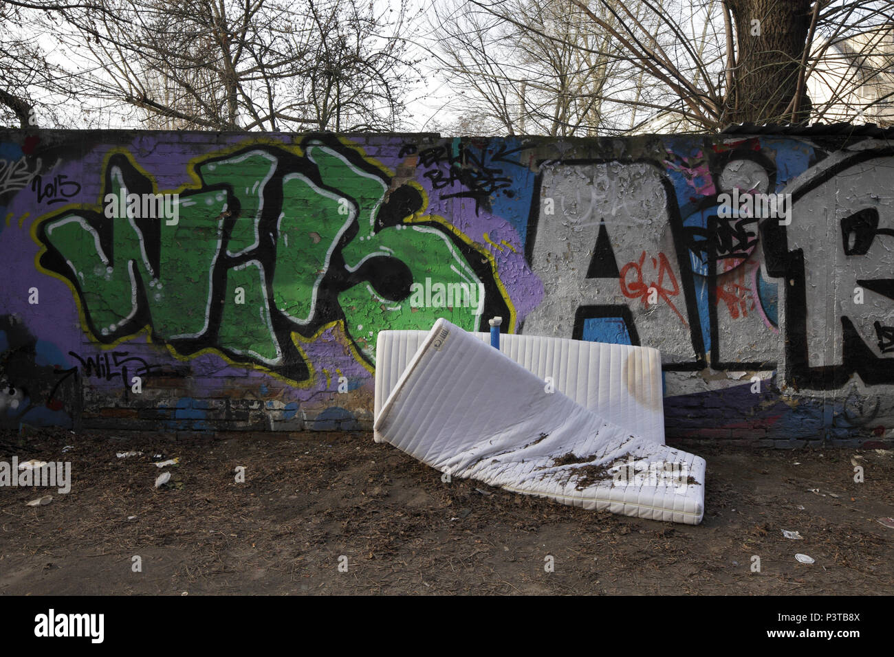 Berlino, Germania, materassi e graffiti su un muro in Haasestrasse a Berlino-friedrichshain Foto Stock