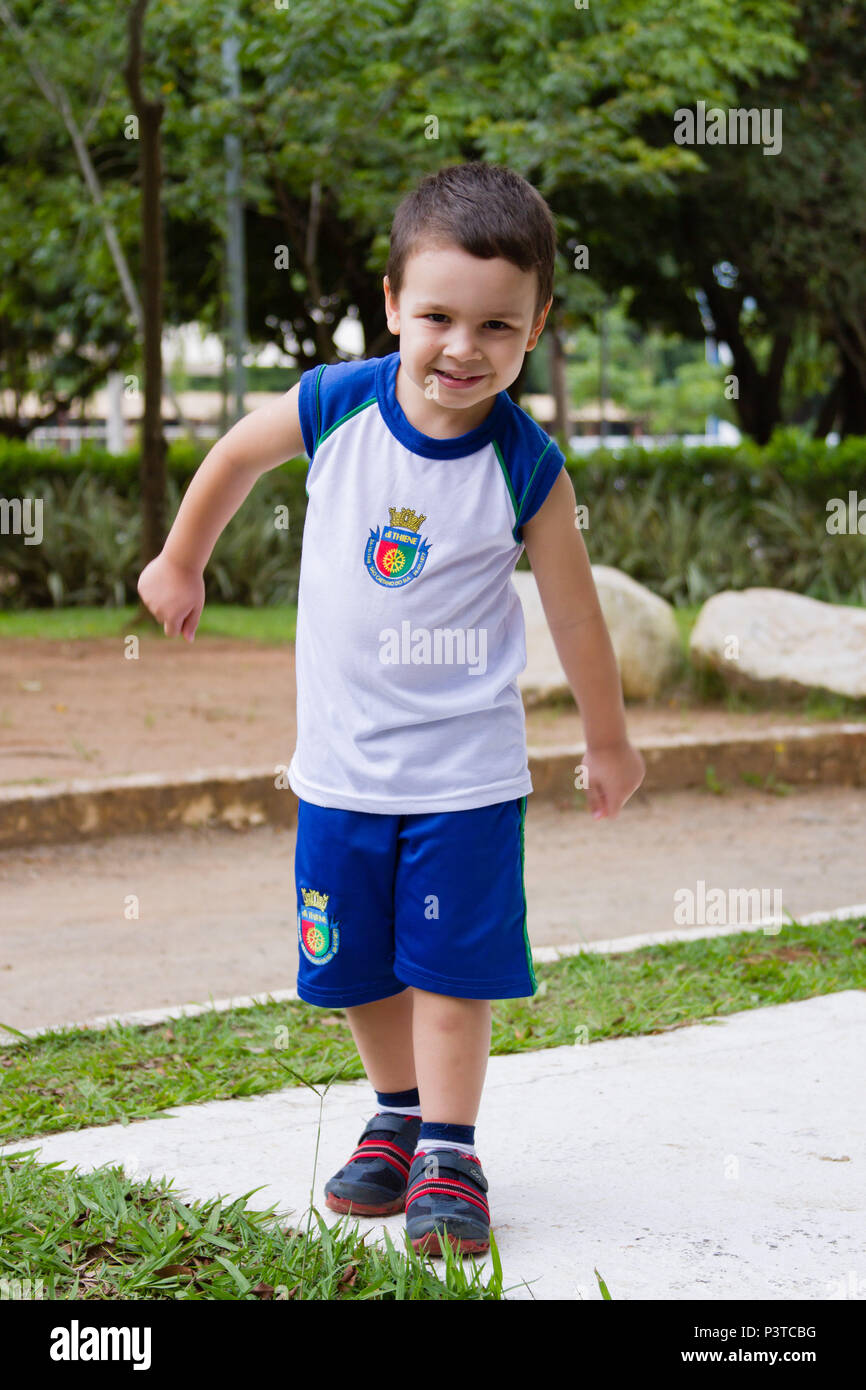 SÃO CAETANO DO SUL - SP - 11.12.2015: CRIANÇAS COM UNIFORME - Menino com  cerca de 6 anos, uniforme escolar e traços latinos. (Foto: Fe Reis /  Fotoarena Foto stock - Alamy