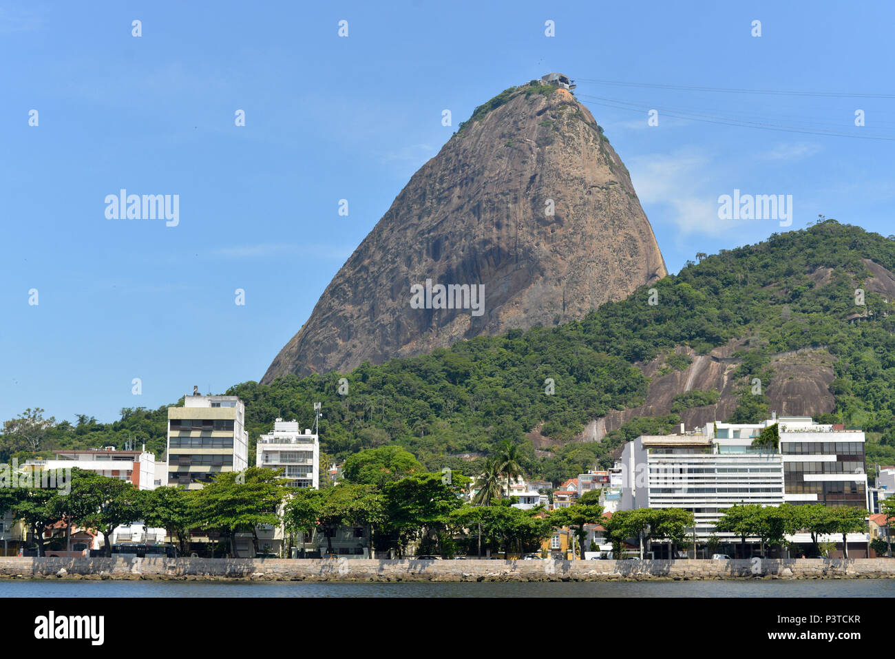 RIO DE JANEIRO, RJ - 19.12.2015: Pão de Açúcar - Morro do Pão de Açúcar vista da Baia de Botafogo com o Bairro da Urca em primeiro plano . (Foto: Celso Pupo / Fotoarena) Foto Stock