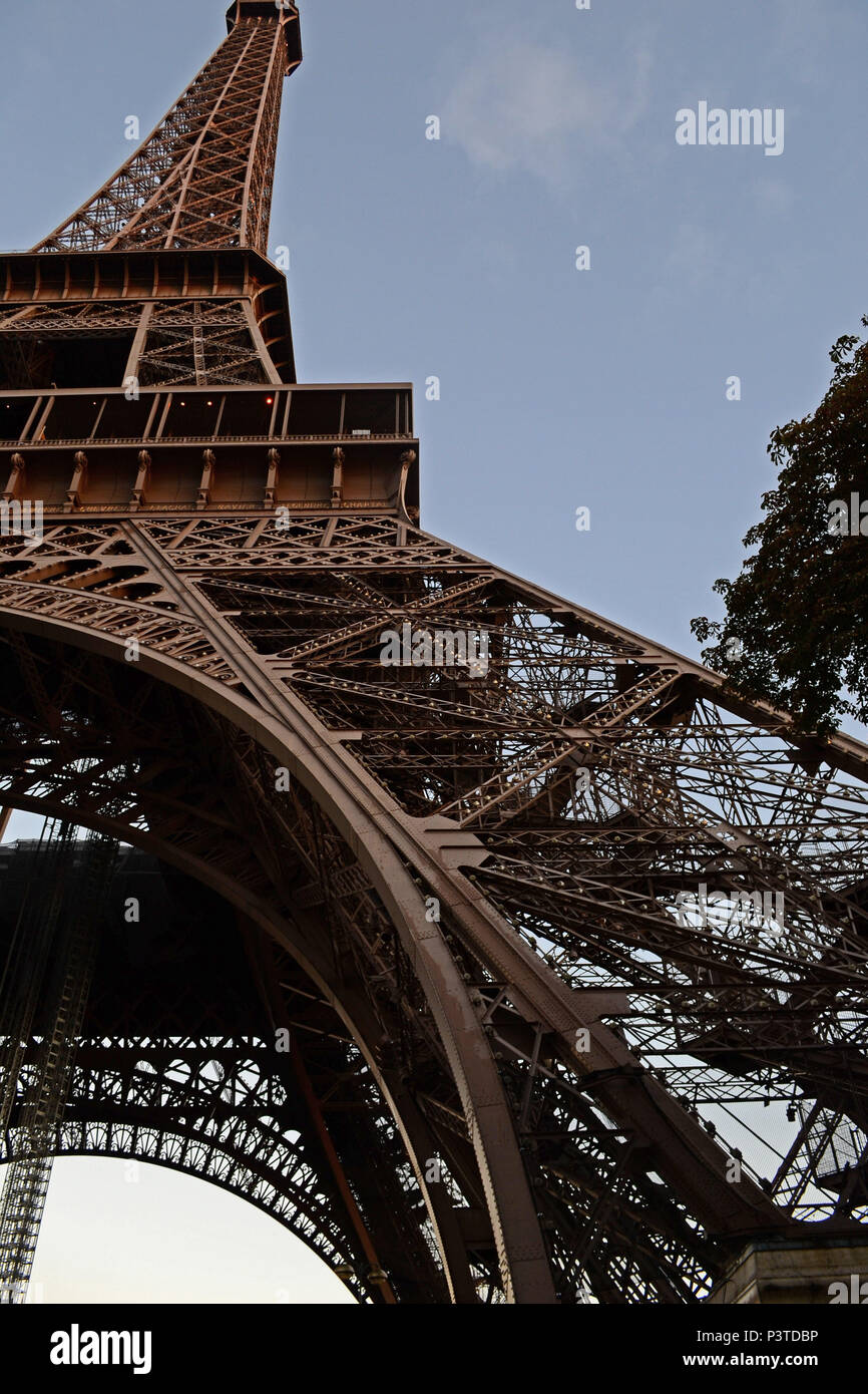 Parigi, FRANÇA - 16.10.2013: PARIGI - Vista inferiore Torre Eiffel. Detalhe da estrutura. (Foto: Fontana / Fotoarena) Foto Stock