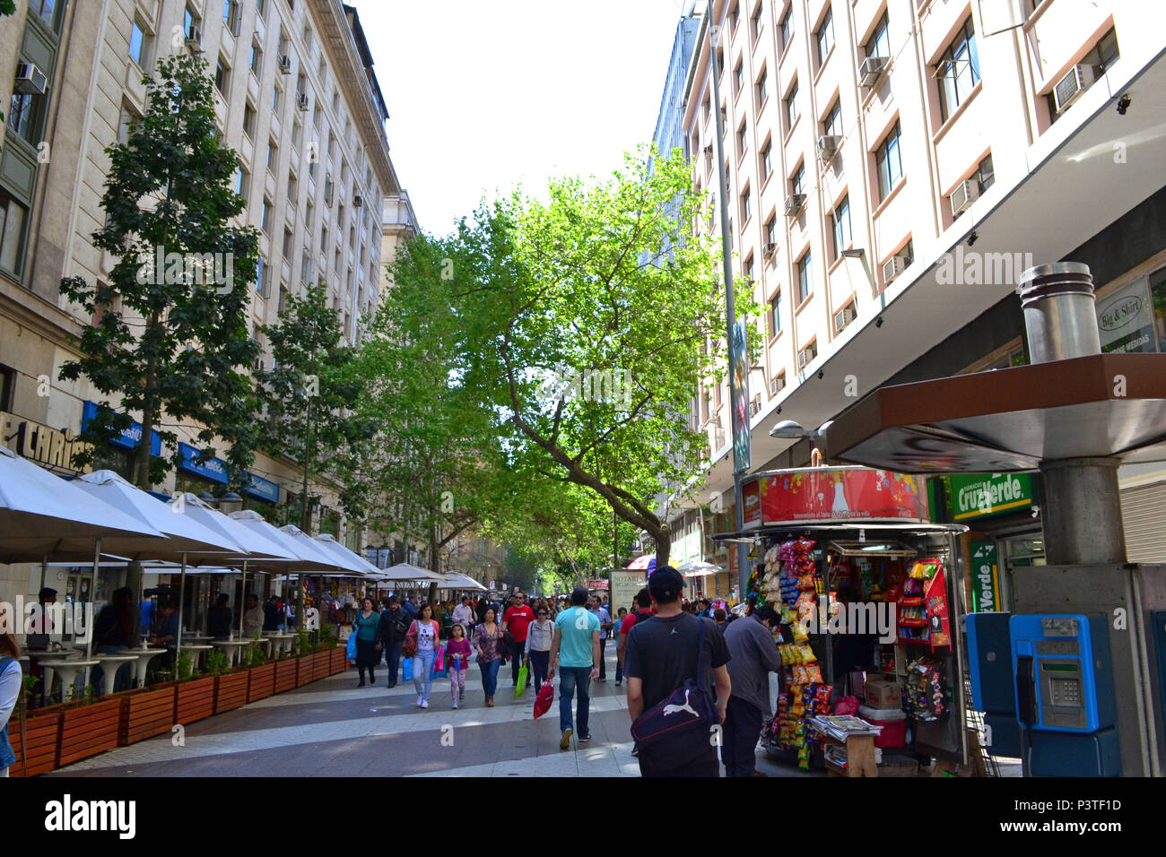 SANTIAGO DEL CILE - 10.10.2015: Santiago - Movimentação de Pessoas no Paseo Ahumada, ponderosa zona comercial em Santiago. (Foto: Fontana / Fotoarena) Foto Stock