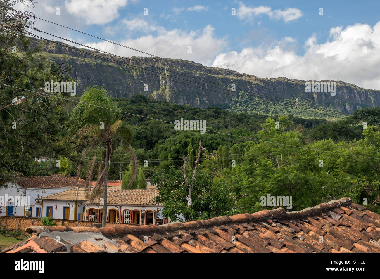 TIRADENTES, MG - 04.01.2016: PONTOS TURISTICOS TIRADENTES - Una Serra de São José está localizada entre os municípios de São João del Rei, Tiradentes, Santa Cruz de Minas, Coronel Xavier Chaves e Prados. Caracteriza-se por ser uma formação de quartzito e meta-pelito. No primeiro plano telhados de casas da cidade. (Foto: Celso Pupo / Fotoarena) Foto Stock