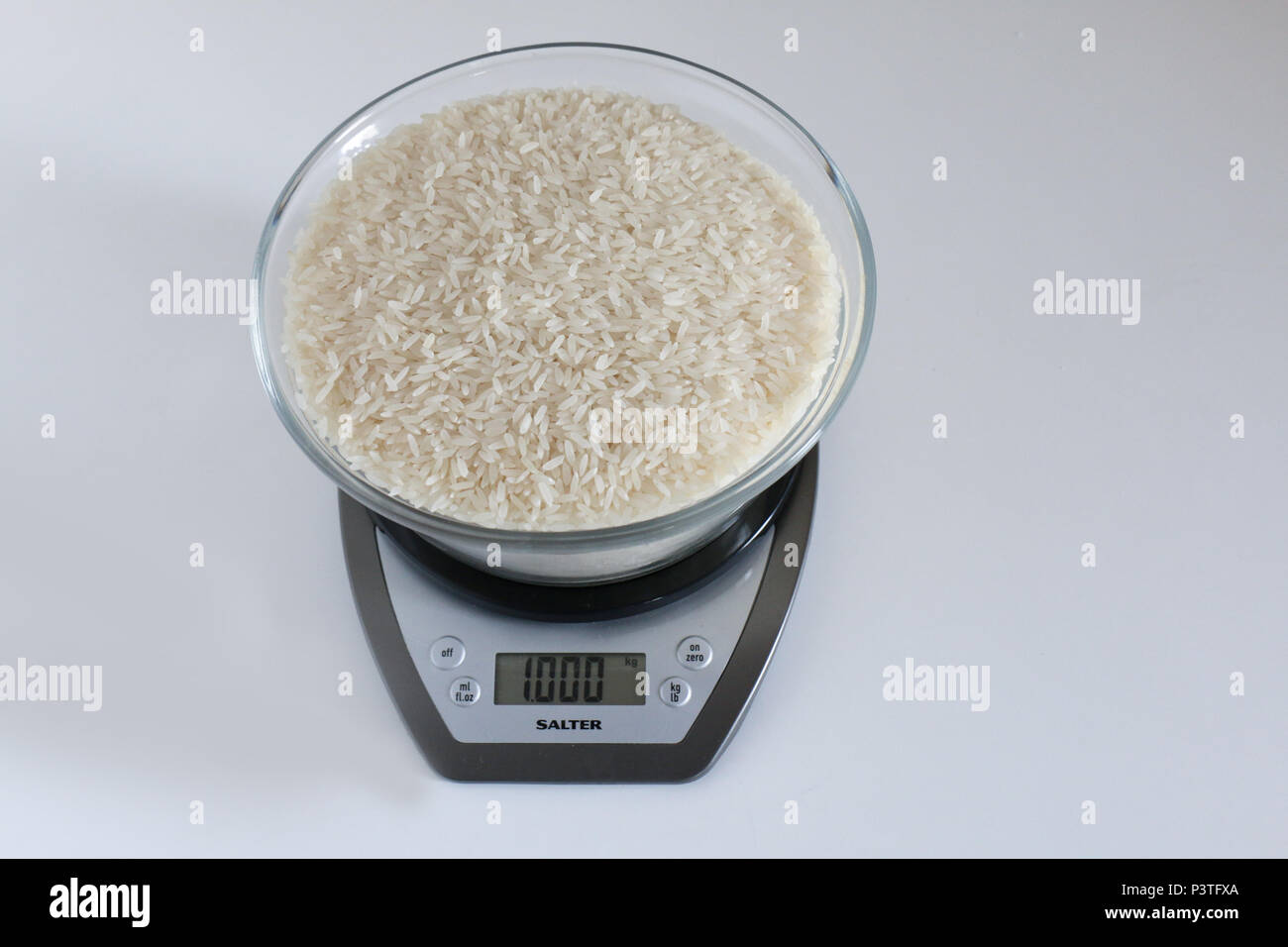 SÃO PAULO, SP - 22.01.2016: PESOS E MEDIDAS - Balança digital com um quilo de arroz em recipiente de vidro. (Foto: Fernando Vivaldini / Fotoarena) Foto Stock