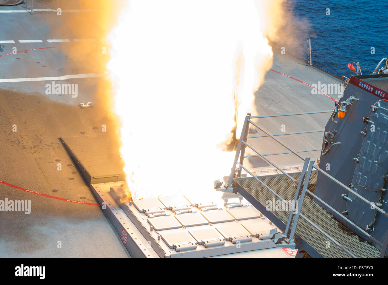 160721-N-DA095-198 OCEANO ATLANTICO (21 luglio 2016) USS Arleigh Burke (DDG 51) lancia con successo un SM-2 missile standard dalla verticale in avanti il lancio di sistema come parte del loro sistema di combattimento nave prove di qualificazione (CSSQT). La marina spagnola nave Cristobol Colon (F-105) e Arleigh Burke sono in conduzione cooperativo per la difesa aerea di esercizi di prova compreso Tactical Data Link prove di interoperabilità delle ultime egida Baseline 9.C1 con una nave straniera, così come il primo combinato di sistemi di combattimento nave prova di qualificazione con la marina spagnola dal 2007. Questi tipi di cooperative di eventi con Foto Stock