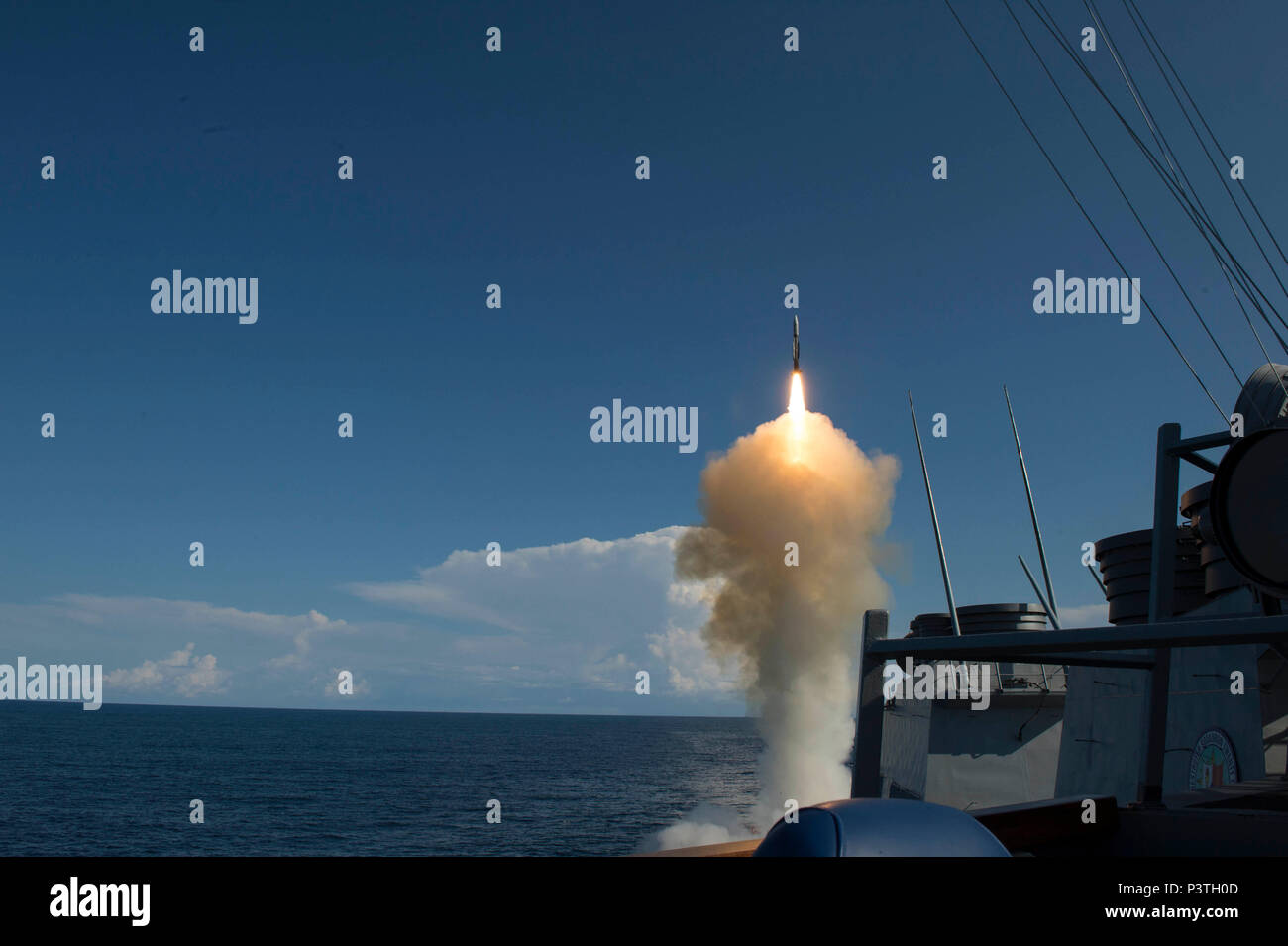 160721-N-DA095-281 OCEANO ATLANTICO (21 luglio 2016) USS Arleigh Burke (DDG 51) lancia con successo un SM-2 missile standard da poppa verticale sistema di lancio come parte del loro sistema di combattimento nave prove di qualificazione (CSSQT). La marina spagnola nave Cristobol Colon (F-105) e Arleigh Burke sono in conduzione cooperativo per la difesa aerea di esercizi di prova compreso Tactical Data Link prove di interoperabilità delle ultime egida Baseline 9.C1 con una nave straniera, così come il primo combinato di sistemi di combattimento nave prova di qualificazione con la marina spagnola dal 2007. Questi tipi di eventi cooperativa con il nostro Foto Stock