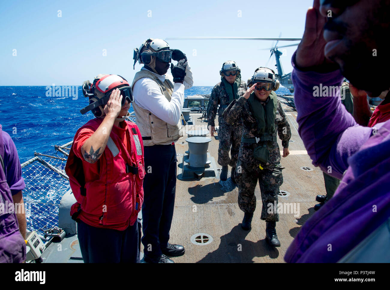 160727-N-MJ645-146 OCEANO PACIFICO - (luglio 27, 2016) Commodore della Maritime Task Squadron 71 cantato Gap Lee, della Repubblica di Corea visite guidate il missile destroyer USS Chung-Hoon (DDG 93) durante il cerchio del Pacifico 2016. Venti-sei nazioni, 40 navi di superficie, cinque sommergibili, più di 200 aerei e 25.000 personale partecipano RIMPAC dal 29 giugno al 4 agosto in e intorno alle Isole Hawaii e la California del Sud. Il più grande del mondo marittimo internazionale esercitazione RIMPAC offre una singolare opportunità di formazione che aiuta i partecipanti a promuovere e sostenere le relazioni cooperative th Foto Stock