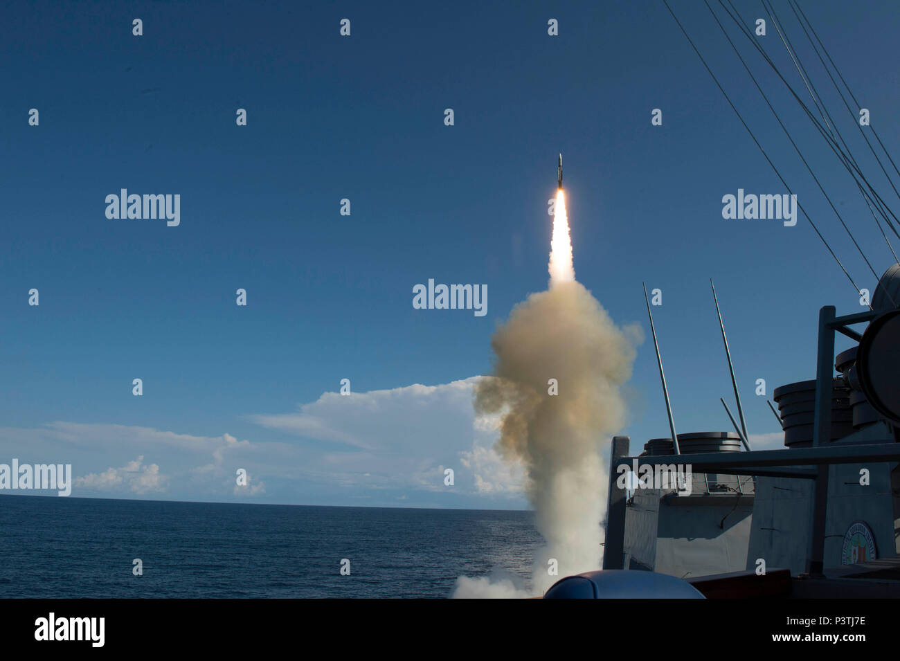 160721-N-DA095-282 OCEANO ATLANTICO (21 luglio 2016) USS Arleigh Burke (DDG 51) lancia con successo un SM-2 missile standard da poppa verticale sistema di lancio come parte del loro sistema di combattimento nave prove di qualificazione (CSSQT). La marina spagnola nave Cristobol Colon (F-105) e Arleigh Burke sono in conduzione cooperativo per la difesa aerea di esercizi di prova compreso Tactical Data Link prove di interoperabilità delle ultime egida Baseline 9.C1 con una nave straniera, così come il primo combinato di sistemi di combattimento nave prova di qualificazione con la marina spagnola dal 2007. Questi tipi di eventi cooperativa con il nostro Foto Stock