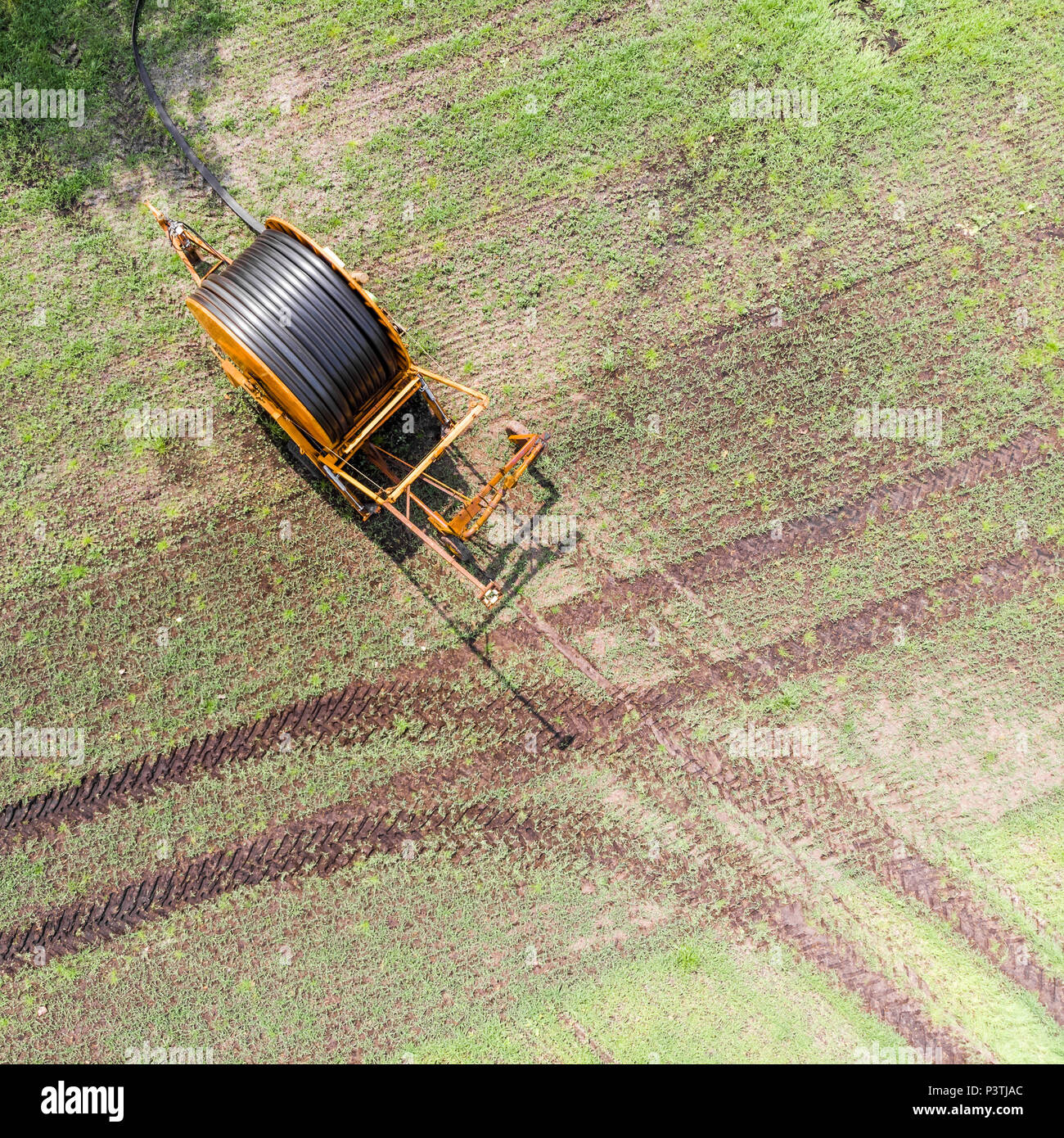Vista aerea di un enorme carrello tubo flessibile usato dai contadini per irrigare i terreni arabili, Germania vicino a Gifhorn, fatta con drone Foto Stock