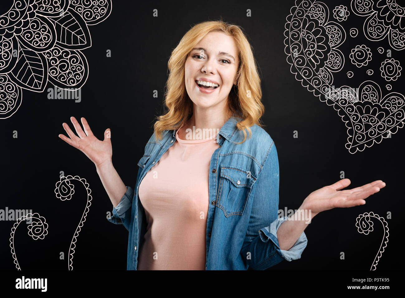 Donna emotiva cercando felice mentre organizzando una festa a sorpresa Foto Stock