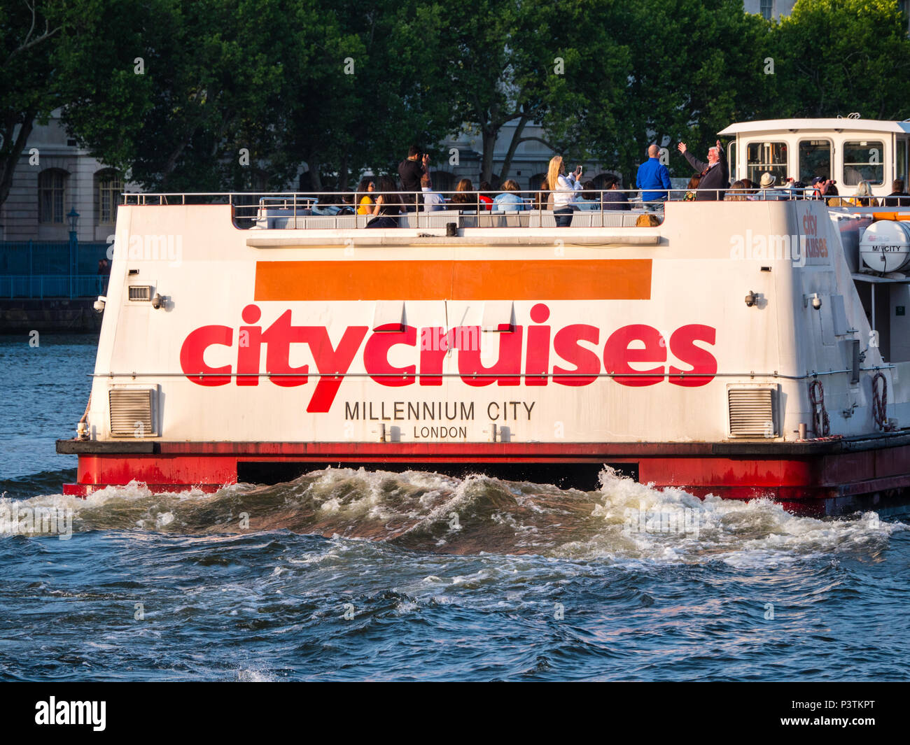 City Cruises Giro sul fiume, con turisti in serata, Fiume Tamigi London, England, Regno Unito, GB. Foto Stock