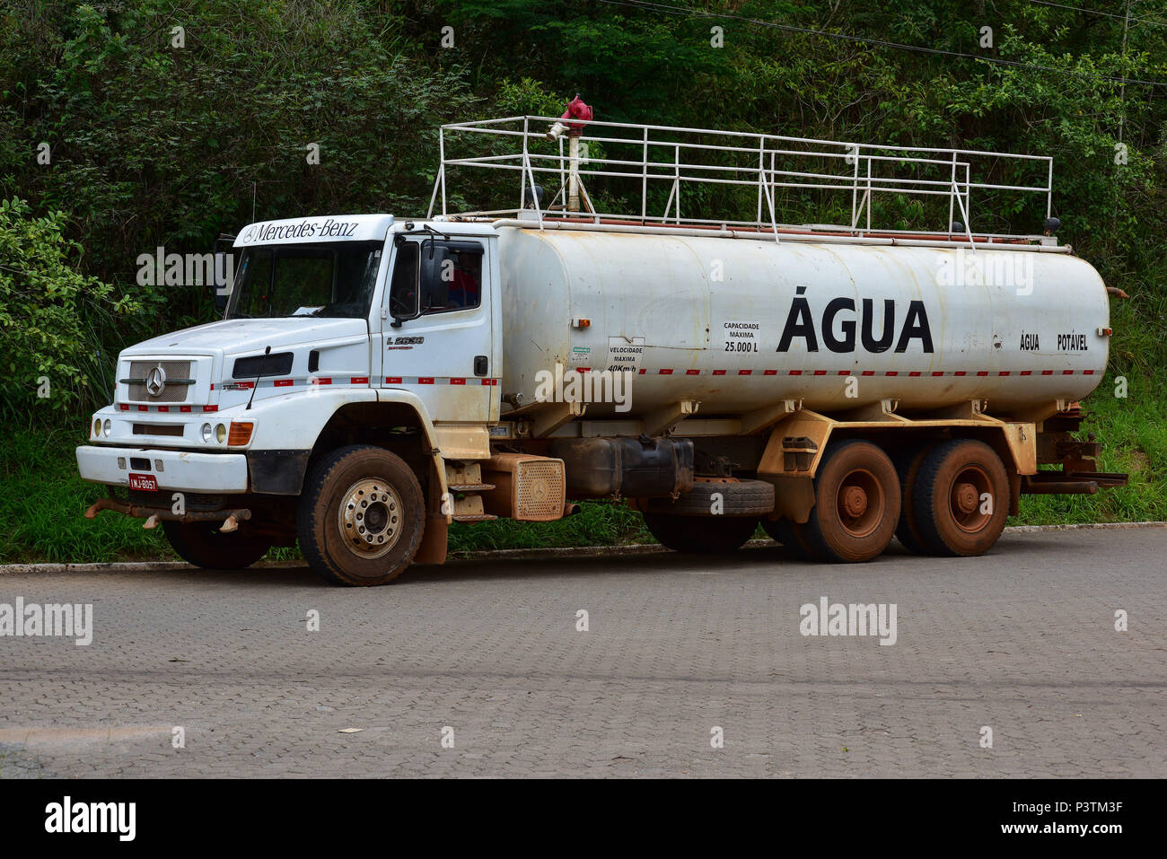 MARIANA, MG - 18.12.2015: abastecimento de água - pipa Caminhão de água non minerale postero de Arrecadação de agua e mantimentos em rodoviaria de Mariana. (Foto: Lucas Lacaz Ruiz / Fotoarena) Foto Stock