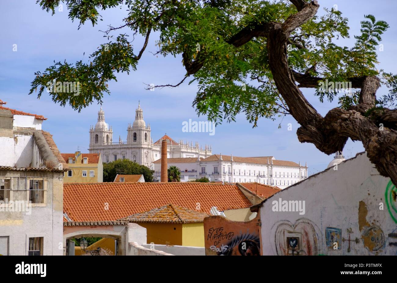 Stradine del quartiere di Alfama con Sao Vicente de Fora Chiesa, Lisbona, Portogallo Foto Stock