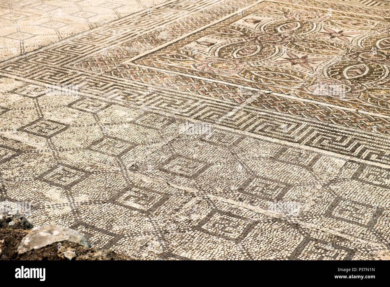 Il simbolo con la svastica in laterizio all'antica città di Conimbriga è il più grande insediamento romano in Portogallo Foto Stock
