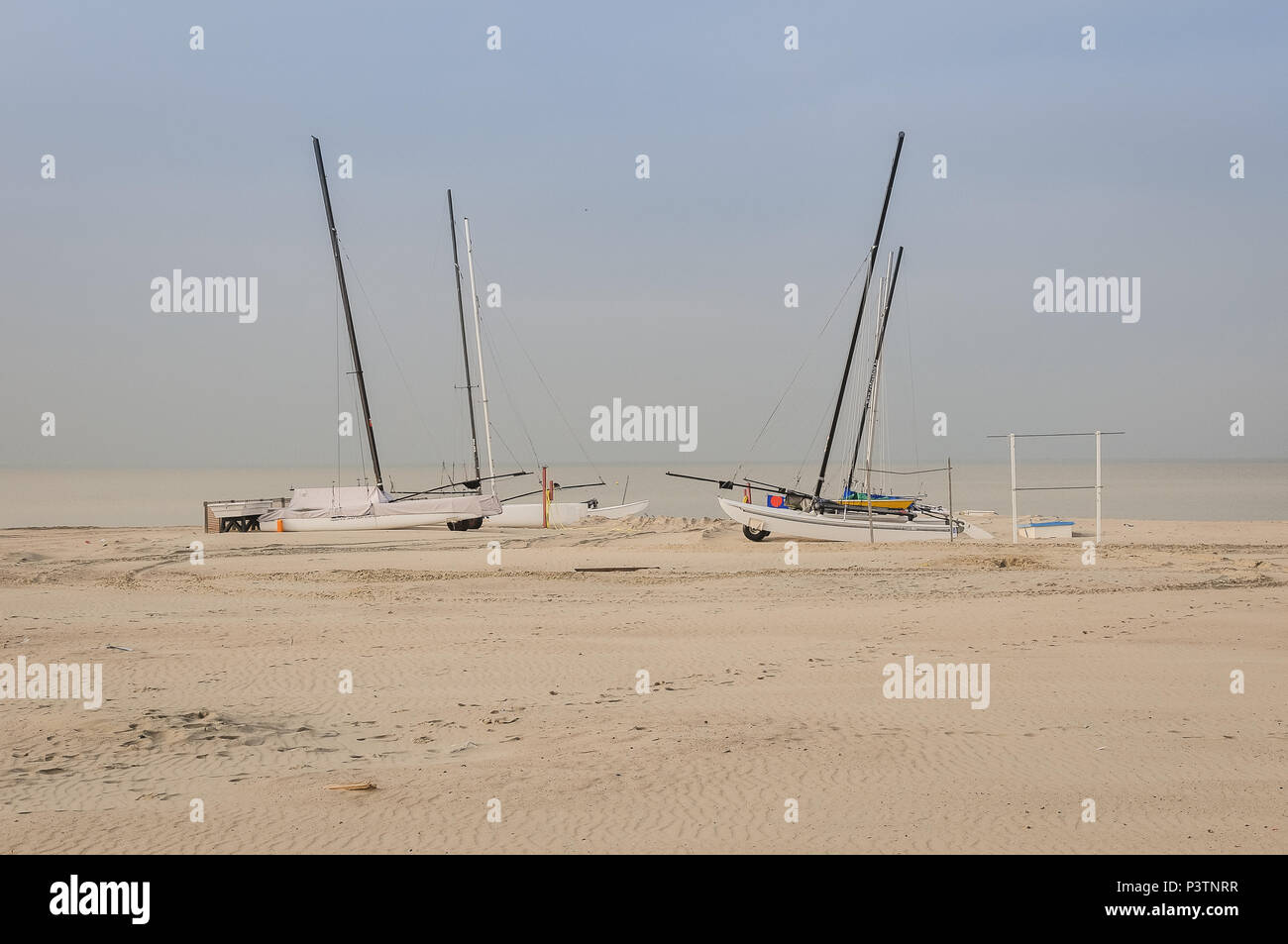 Barche a vela sulla spiaggia in inverno - costa belga Foto Stock