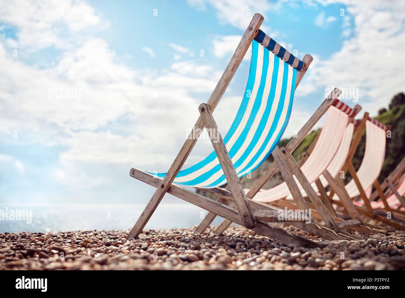 Vacanze estive le sdraio per la spiaggia in riva al mare Foto Stock