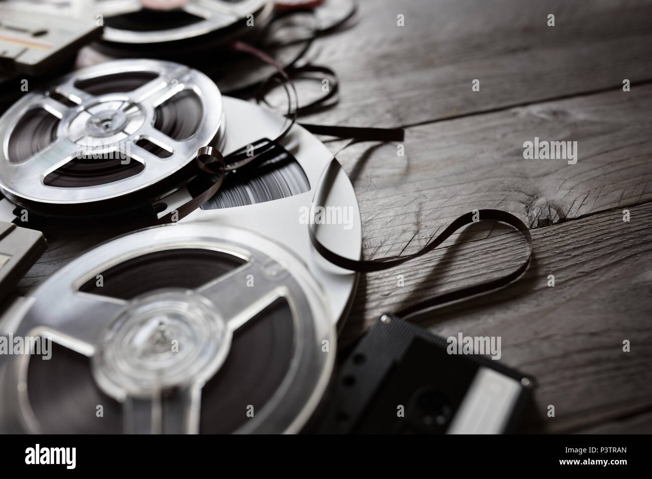 Retrò bobine audio e cassetta a nastro sullo sfondo Foto Stock