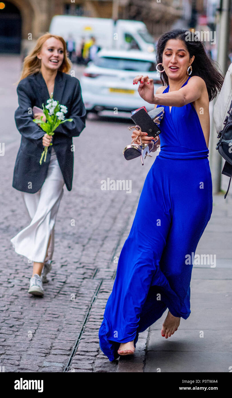 Cambridge, Regno Unito. 19 giugno 2018. Il Trinity College di Cambridge può palla. Università di Cambridge gli studenti a camminare per le strade di Cambridge dopo aver partecipato al Trinity College può palla. Foto di Andrew Parsons / Parsons Media Credito: Andrew parsons/Alamy Live News Foto Stock