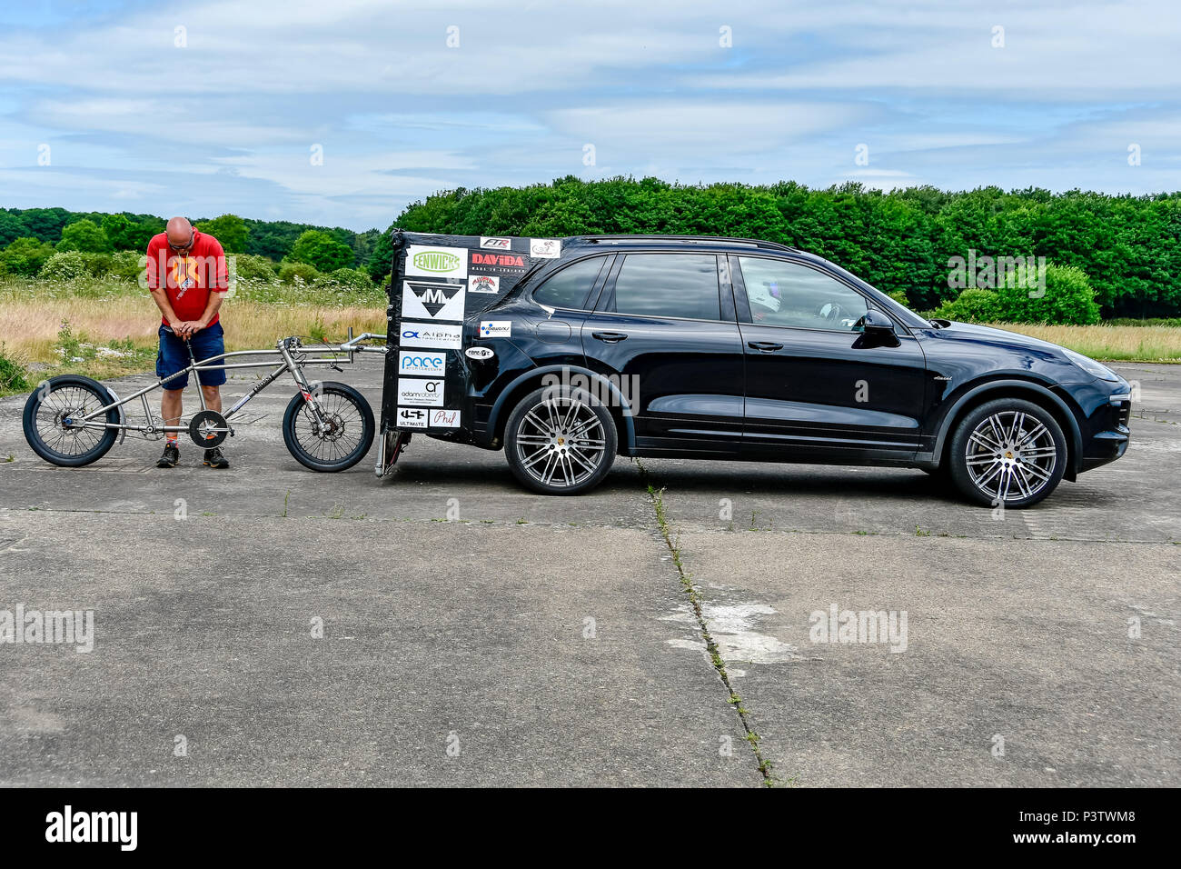 Elvington Airfield, nello Yorkshire, Regno Unito. Xix Jun, 2018. Neil Campbell set top europeo record di velocità sul semovente di equitazione Bicicletta a 135.3mph a Elvington Straightliners top evento di velocità 19 giugno 2018 Credit: Mark Masterizza/Alamy Live News Foto Stock