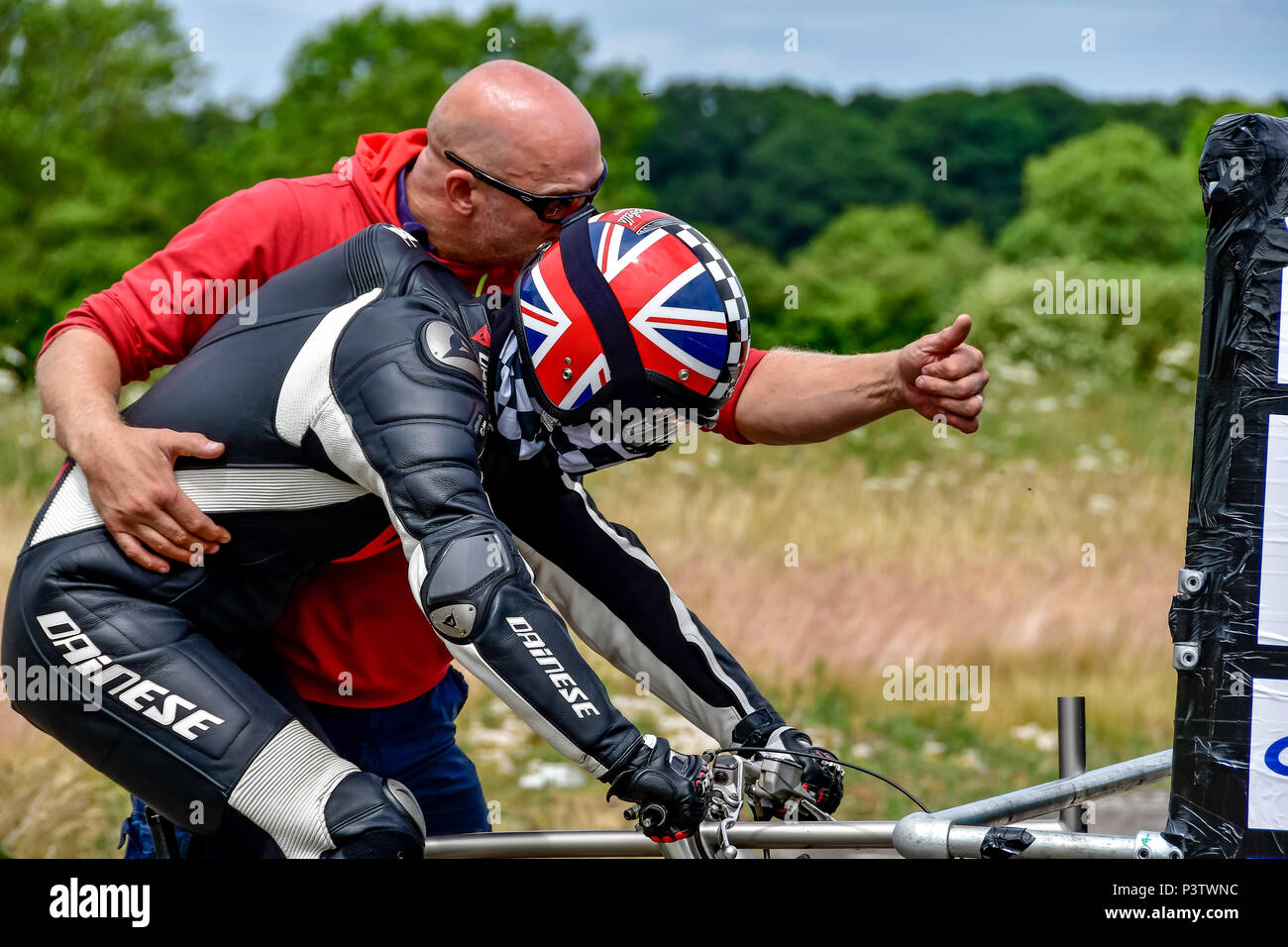 Elvington Airfield, nello Yorkshire, Regno Unito. Xix Jun, 2018. Neil Campbell set top europeo record di velocità sul semovente di equitazione Bicicletta a 135.3mph a Elvington Straightliners top evento di velocità 19 giugno 2018 Credit: Mark Masterizza/Alamy Live News Foto Stock