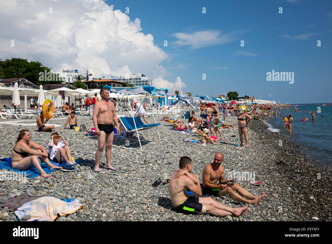 Sochi, Russia. 19 giugno 2018. Soccer, Coppa del mondo, team hotel del calcio tedesco per la squadra nazionale. Per i turisti e gli ospiti di balneazione sono presso la spiaggia della costa del Mar Nero di Adler. La Germania si affaccia in Svezia in un gruppo fasi corrispondono al vicino allo Stadio Olimpico Fisht "" il 23 giugno 2018. Credito: Christian Charisius/dpa/Alamy Live News Foto Stock