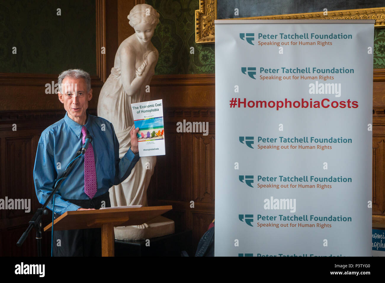 House of Lords, Londra, Regno Unito. Xix Jun, 2018. Peter Tatchell parlando con il lancio di Peter Tatchell Foundation la nuova relazione sul costo economico di omofobia alla House of Lords Credito: Zefrog/Alamy Live News Foto Stock