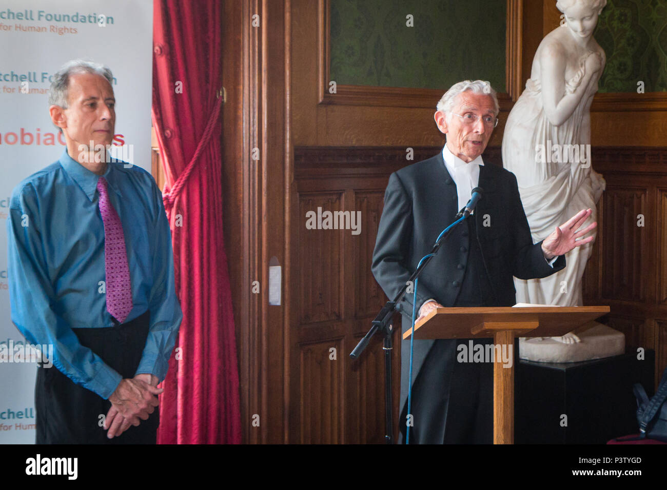 House of Lords, Londra, Regno Unito. Xix Jun, 2018. Peter Tatchell e signore Fowler in occasione del lancio del suo fondamento della nuova relazione sul costo economico di omofobia alla House of Lords Credito: Zefrog/Alamy Live News Foto Stock