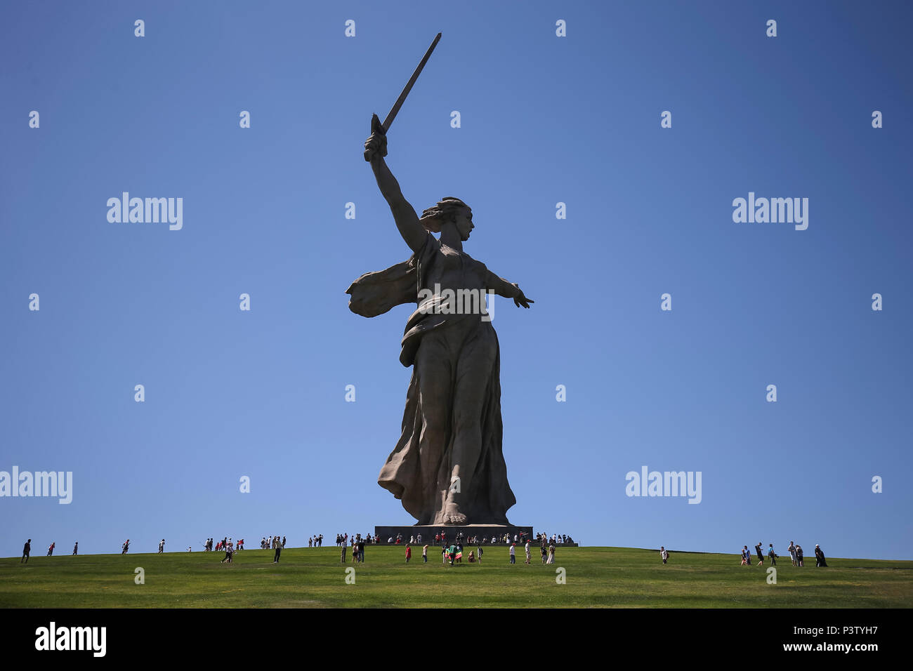 La Patria chiama statua il 18 giugno 2018 a Volgograd, Russia. (Foto di Daniel Chesterton/phcimages.com) Foto Stock