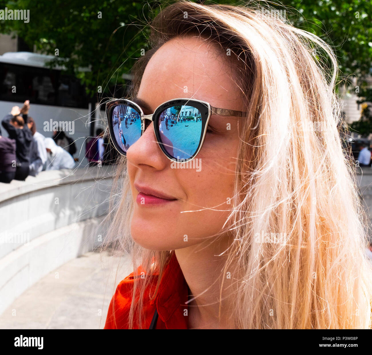 Londra, Inghilterra. Il 19 giugno 2018. Maya godendo di un pomeriggio a Londra con il sole che appaiono occasionalmente. Visto qui in Trafalgar Square. ©Tim anello/Alamy Live News Foto Stock