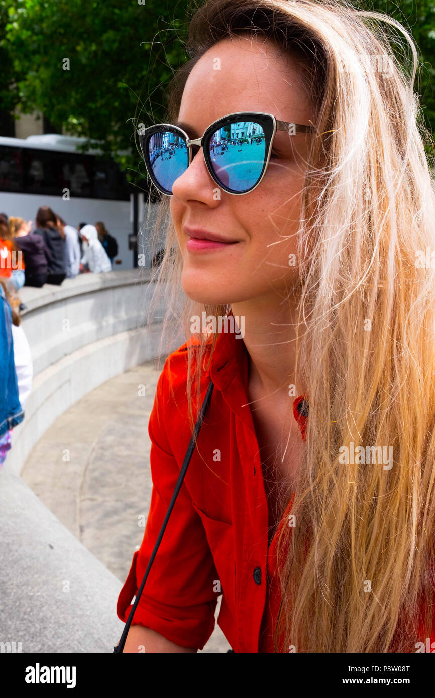 Londra, Inghilterra. Il 19 giugno 2018. Maya godendo di un pomeriggio a Londra con il sole che appaiono occasionalmente. Visto qui in Trafalgar Square. ©Tim anello/Alamy Live News Foto Stock