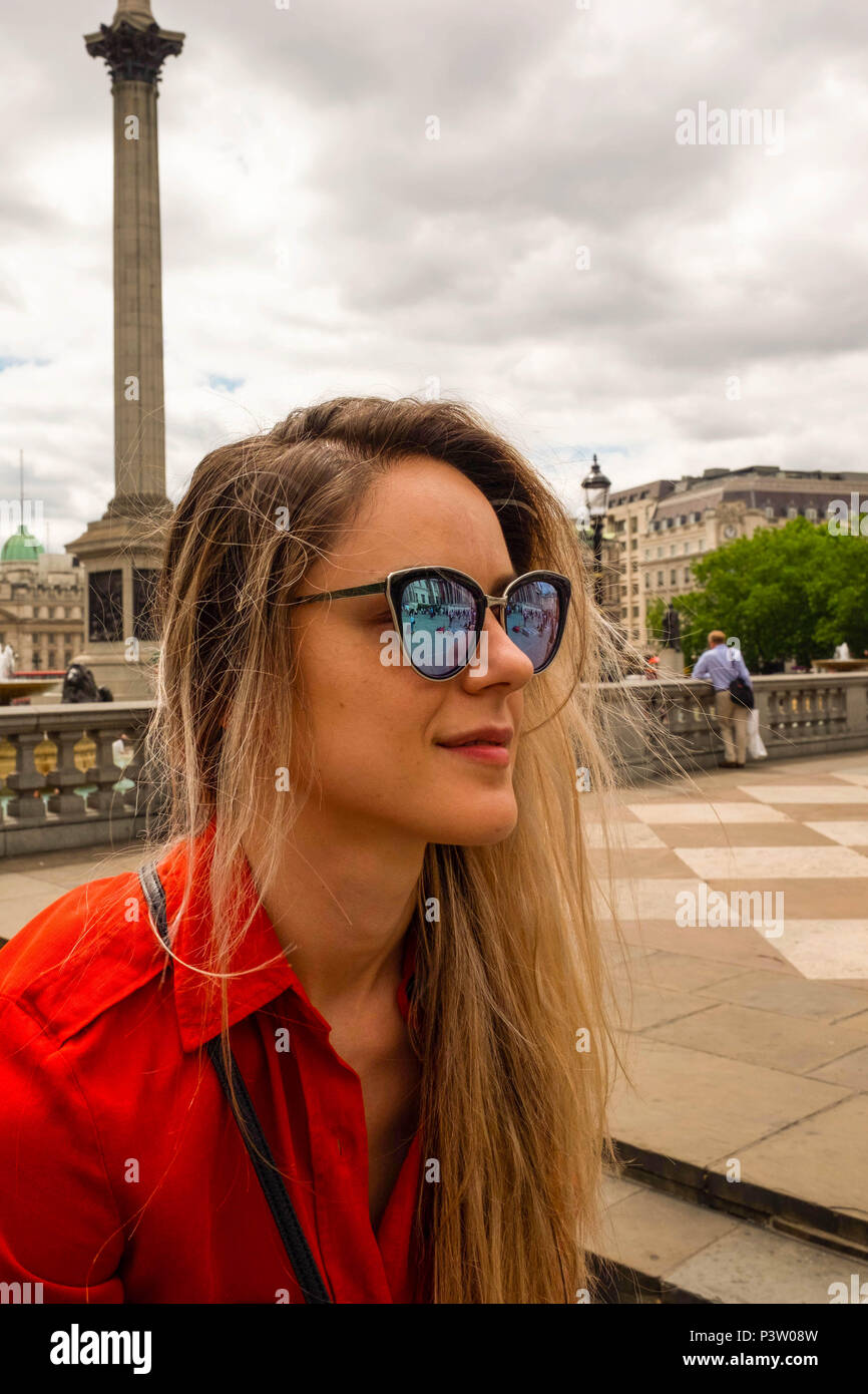 Londra, Inghilterra. Il 19 giugno 2018. Maya godendo di un pomeriggio a Londra con il sole che appaiono occasionalmente. Visto qui in Trafalgar Square. ©Tim anello/Alamy Live News Foto Stock
