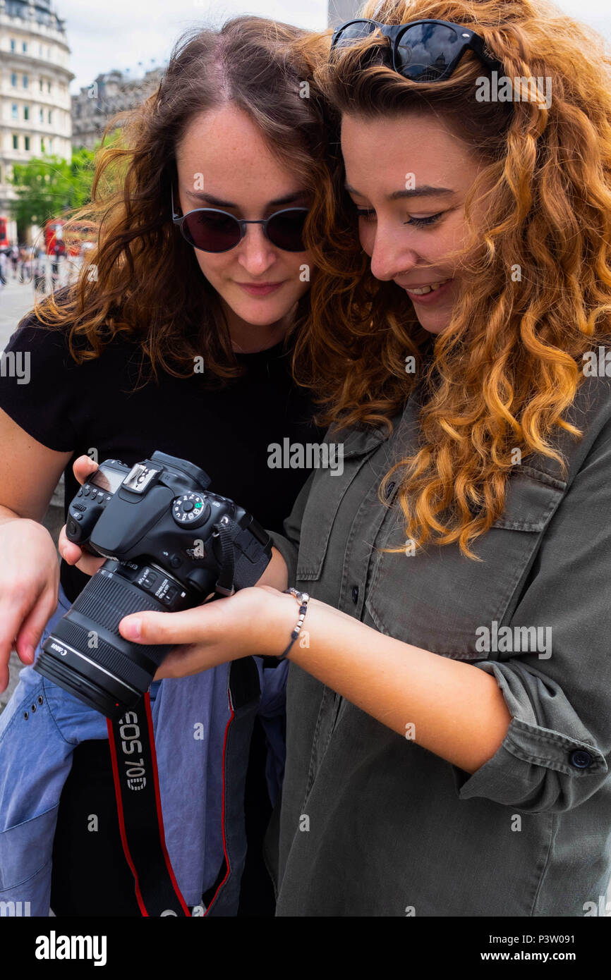 Londra, Inghilterra. Il 19 giugno 2018. Margerita e Elice a Londra per un viaggio da Italia, controllare le loro fotografie sono buoni. ©Tim anello/Alamy Live News Foto Stock