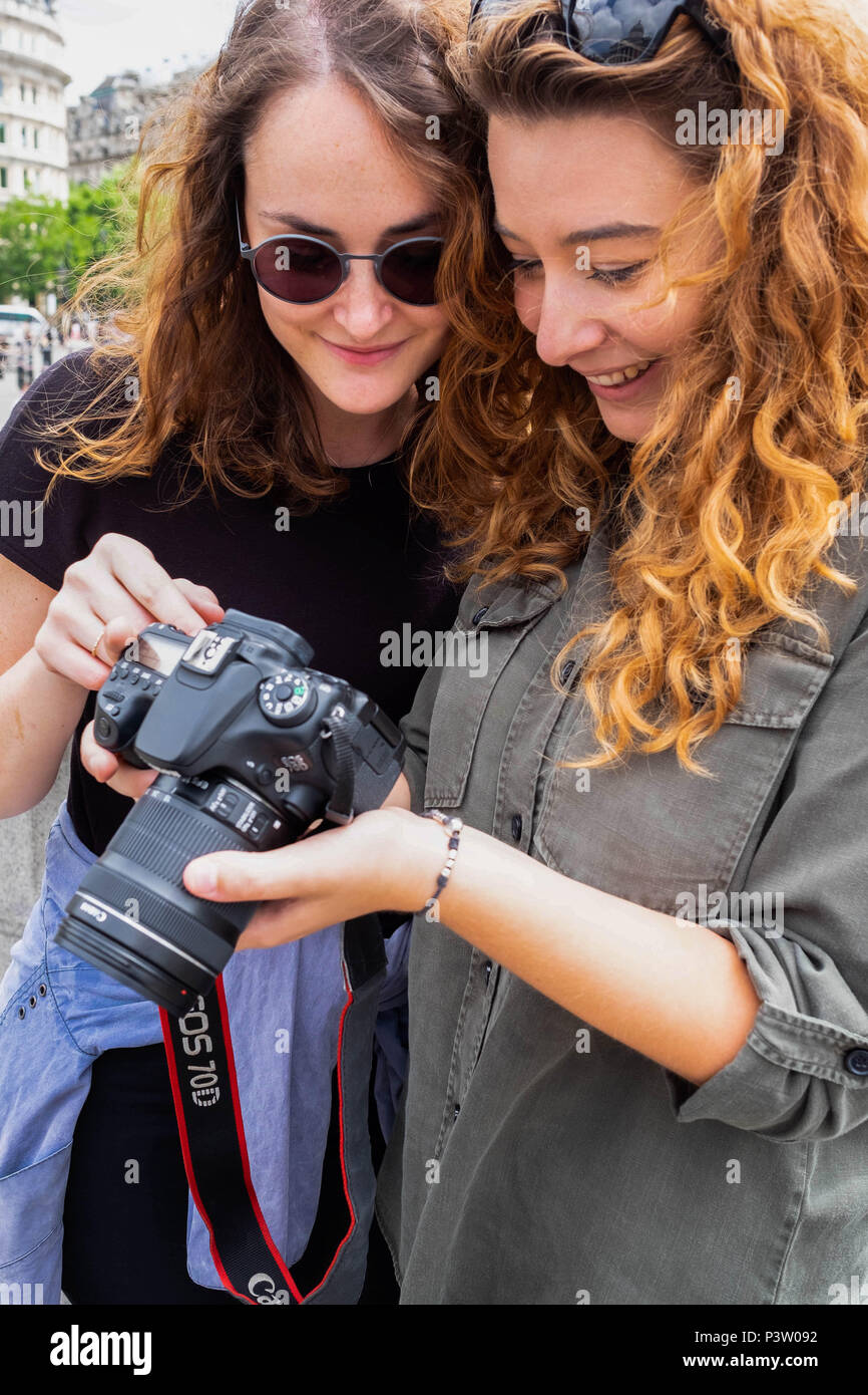 Londra, Inghilterra. Il 19 giugno 2018. Margerita e Elice a Londra per un viaggio da Italia, controllare le loro fotografie sono buoni. ©Tim anello/Alamy Live News Foto Stock