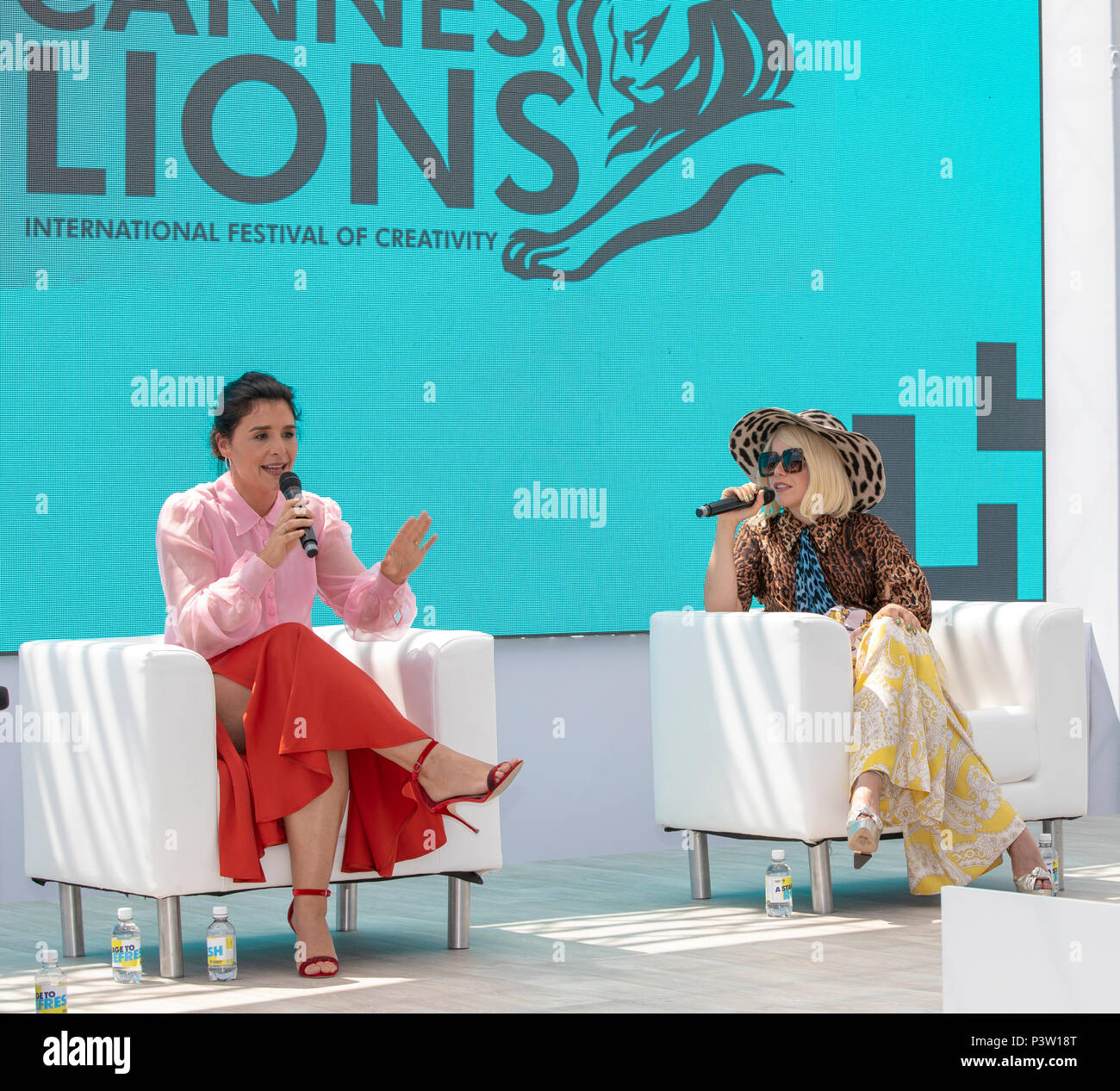 Cannes, Francia, 19 giugno 2018, Jessie Ware (L) e Paloma Fede (R), la Pop star frequentare il Cannes Lions - Festival Internazionale di Creatività © ifnm / Alamy Live News Foto Stock