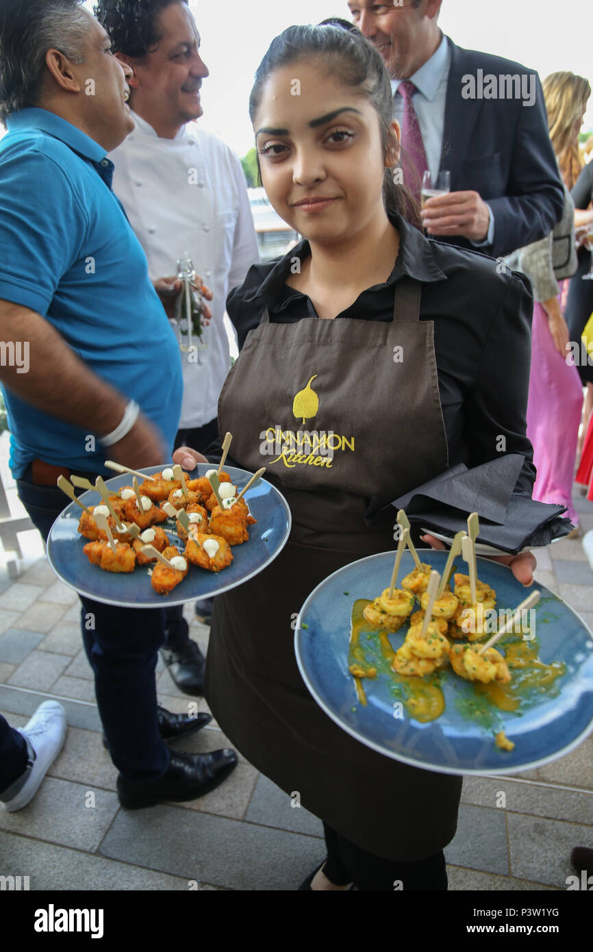 Londra REGNO UNITO 19 giugno 2018 fratelli Wright UK da Battersea calci fuori Londra Festival di frutti di mare a Battersea Power Station questo giugno per cinque giorni di divertimento a base di pesce e una vasta scelta di piatti a base di pesce e frutti di mare cucinati da chef provenienti da tutto il mondo,venerdì a domenica avrà la musica dal vivo all'aperto con proiezioni di film, live cooking demo, street food, intrattenimento per bambini, pop-up e di più per la line-up, sul lungofiume piazza fuori l'iconica Battersea Power Station.@Paolo Quezada Neiman/Alamy Live News Foto Stock