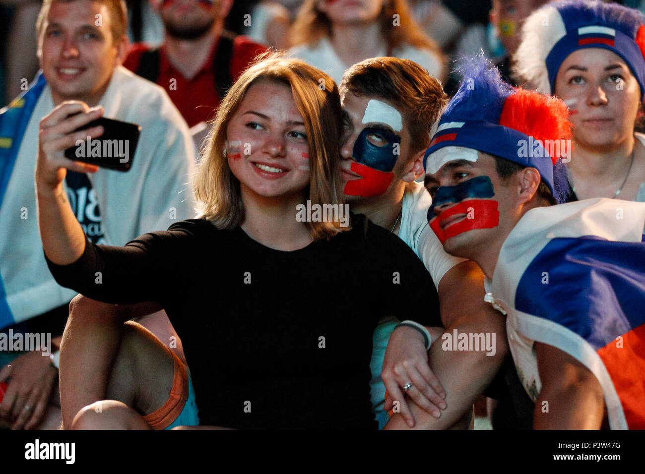 San Pietroburgo, Russia. Xix Jun, 2018. Tifosi guardare il 2018 Coppa del Mondo FIFA Gruppo una corrispondenza tra la Russia e l'Egitto il 19 giugno 2018 presso il FIFA Fan Fest in sessantaduesima esercito terrapieno, Volgograd, Russia. (Foto di Daniel Chesterton/phcimages.com) Credit: Immagini di PHC/Alamy Live News Foto Stock